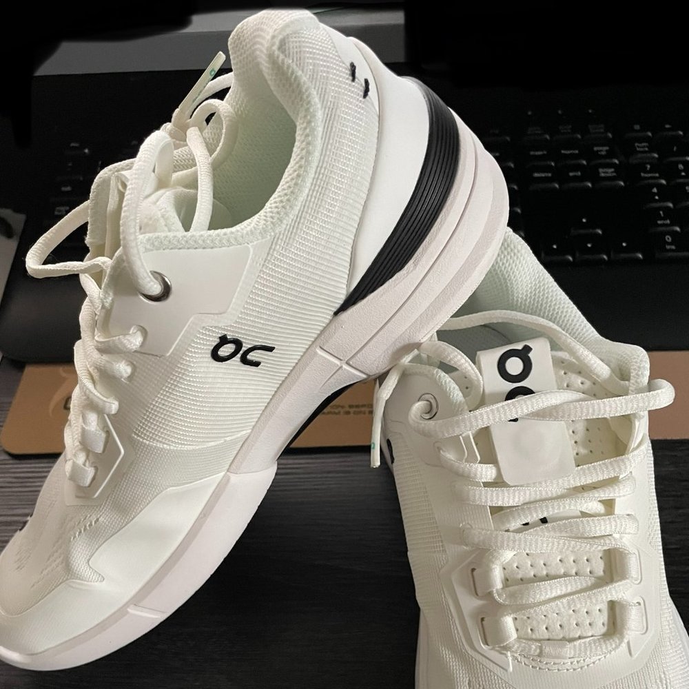 * BRAND NEW * On Running THE ROGER Pro Clay Size 39 (US 8) never worn